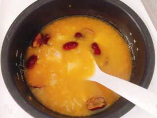 11、红薯南瓜粥,煮好用勺子把南瓜压碎