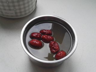 3、红枣小米粥  ,在不锈钢容器中加入800g 水.