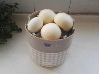 5、红枣小米粥  ,把不锈钢容器放入饭盒机体内，放上中间格层，把馒头和洗净的咸鸭蛋放入,盖上盖，两边扣上。