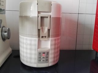 7、红枣小米粥  ,听到嘀嘀嘀声音提示，粥就煮好了，饭盒进入保温状态。