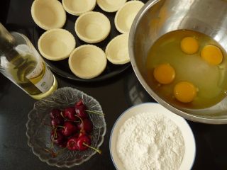 1、樱桃蛋糕挞,各材料，樱桃提前去核，因为要留住枝梗，去核需在中间切开