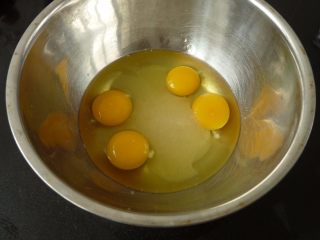 2、樱桃蛋糕挞,蛋与糖一起