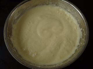 3、樱桃蛋糕挞,蛋与糖打拌至发白并纹路不易散去