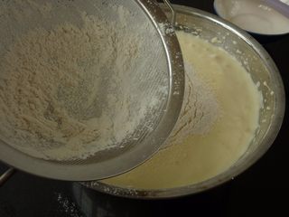 4、樱桃蛋糕挞,低粉过筛入蛋湖里