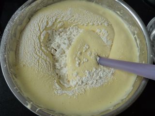 5、樱桃蛋糕挞,轻轻切拌