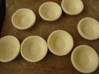 9、樱桃蛋糕挞,取蛋挞皮，扎下小孔