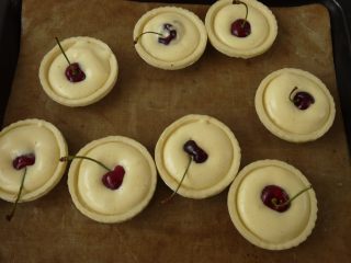 11、樱桃蛋糕挞,倒入蛋糕糊