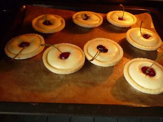 12、樱桃蛋糕挞,放进180度的烤箱里，烤20分钟左右