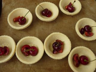 10、樱桃蛋糕挞,放进樱桃肉，果的枝梗向上