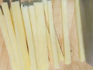 2、炸薯条,切成长条
