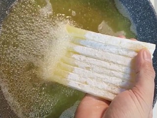 6、炸薯条,油温五成下锅中火慢炸