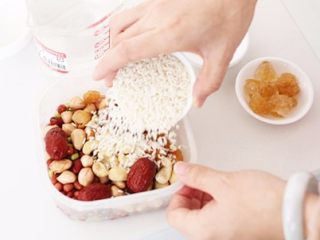 2、滋润益气养血的杂粮粥-带带,绿豆、红豆、花生仁洗净用冷水浸泡5-8小时或放入冰箱冷冻结冰备用；