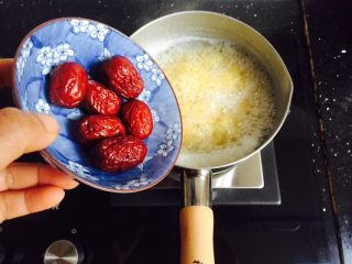 4、红枣桂圆小米粥,放入洗干净的红枣