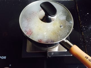 6、红枣桂圆小米粥,盖上锅盖大火煮开五分钟转中小火继续煮二十分钟
