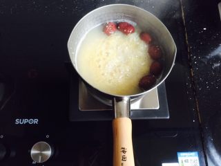 7、红枣桂圆小米粥,期间用汤勺搅拌数次，防止粘锅底