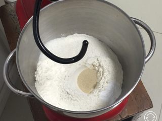 1、豆沙馒头,中筋粉和泡打粉混合,放入细砂糖,再放入发酵粉,糖和发酵粉分开放。