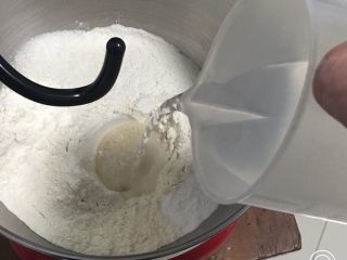 2、豆沙馒头,清水加温至37度,再倒入厨师机。