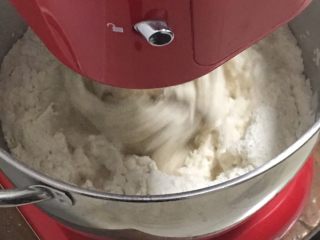 3、豆沙馒头,启动厨师机揉面。