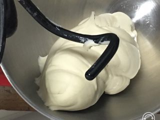 4、豆沙馒头,揉面15分钟,检查面团硬湿度。