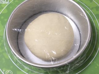 5、豆沙馒头,拿出整理滚圆,放入模具,盖上保鲜膜。