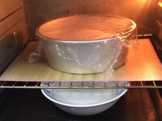 6、豆沙馒头,烤箱发酵档,底部放一碗热水,发酵60分钟。