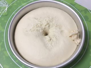 7、豆沙馒头,发酵完成拿来用手指戳一下不反弹。