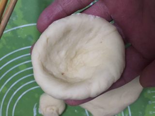 9、豆沙馒头,将剂子碾成圆状。