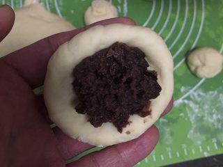 10、豆沙馒头,放入豆沙馅儿。