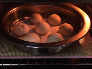 13、豆沙馒头,再放入烤箱发酵。