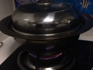 14、豆沙馒头,锅中放入清水,煤气灶上把水烧开。