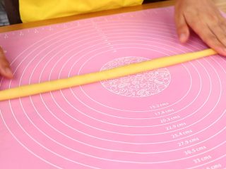 2、玉米脆片,用手搓成长条