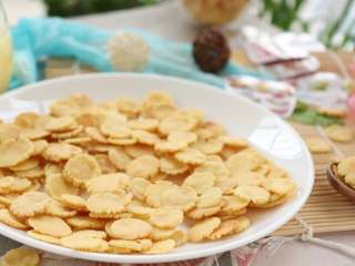 5、玉米脆片,小小的玉米片，宝宝的小手可带劲儿的捏来捏去的吃呢~