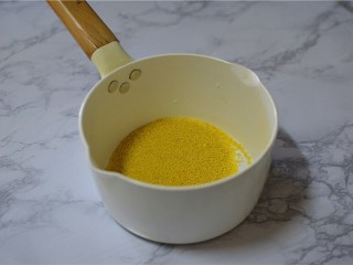 1、枸杞桂圆粥,准备小米