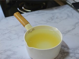 2、枸杞桂圆粥,加水清洗三遍