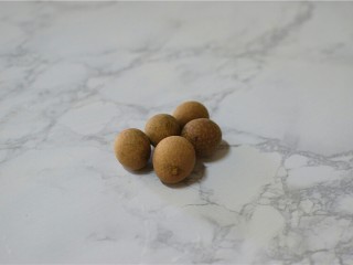 5、枸杞桂圆粥,准备桂圆