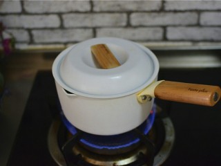 9、枸杞桂圆粥,大火烧开