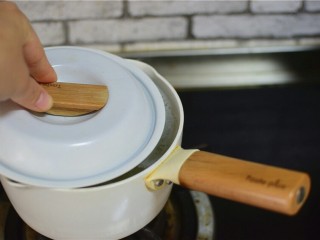 10、枸杞桂圆粥,转小火煮20分钟，锅盖留缝隙