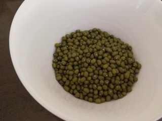 3、山药枸杞粥,夏日炎炎喜欢放绿豆熬粥。