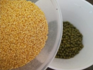 4、山药枸杞粥,加入小米一起洗干净。