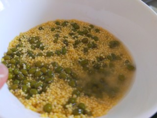 6、山药枸杞粥,洗干净倒入锅中。