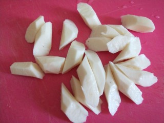 8、山药枸杞粥,在切成滚刀块。