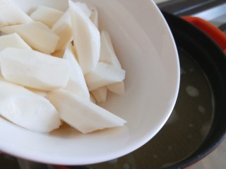 9、山药枸杞粥,倒入锅中。