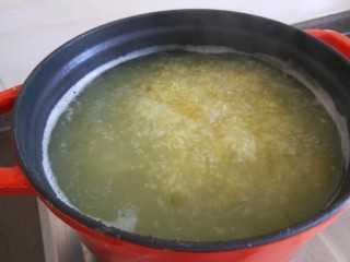 12、山药枸杞粥,转中火慢熬。一次性加够水熬40分钟以上。