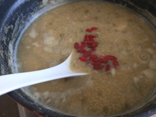 16、山药枸杞粥,搅拌均匀即可关火。