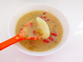 18、山药枸杞粥,出锅放凉一下食用。