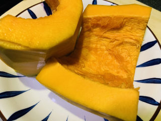 1、玉米南瓜粥,南瓜去皮去芯