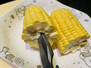 4、玉米南瓜粥,用剪刀插入玉米芯