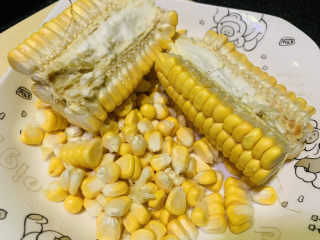 5、玉米南瓜粥,搅动玉米，掰开两瓣