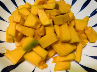 7、玉米南瓜粥,南瓜切大颗粒