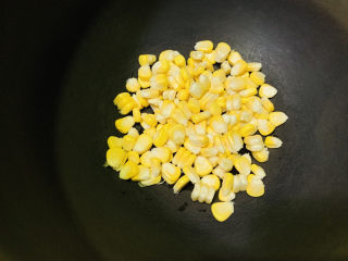 8、玉米南瓜粥,玉米放入电饭煲